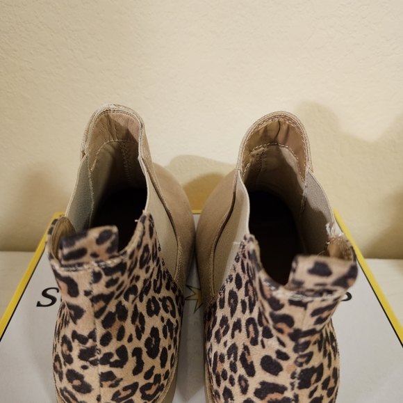 Ankle boots with Animal Print. Size 10. - Picture 5 of 5